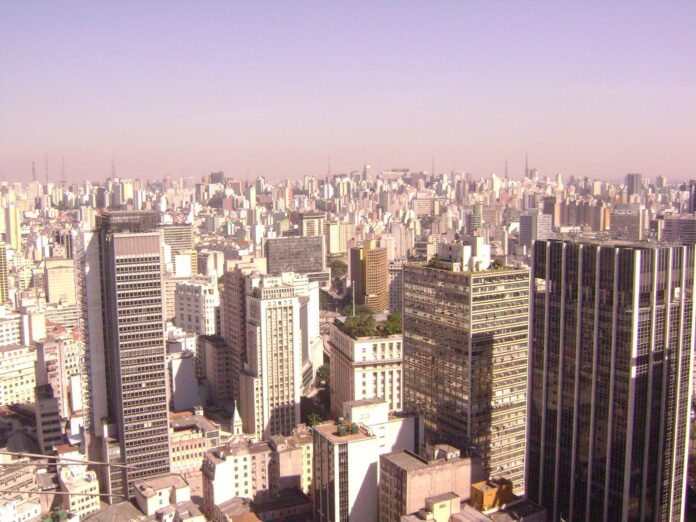 No segmento de moradia acessível, a seletividade se traduz em uma busca maior por projetos com proposta clara de valor, boa localização, plantas funcionais e aderência às necessidades reais das famílias.