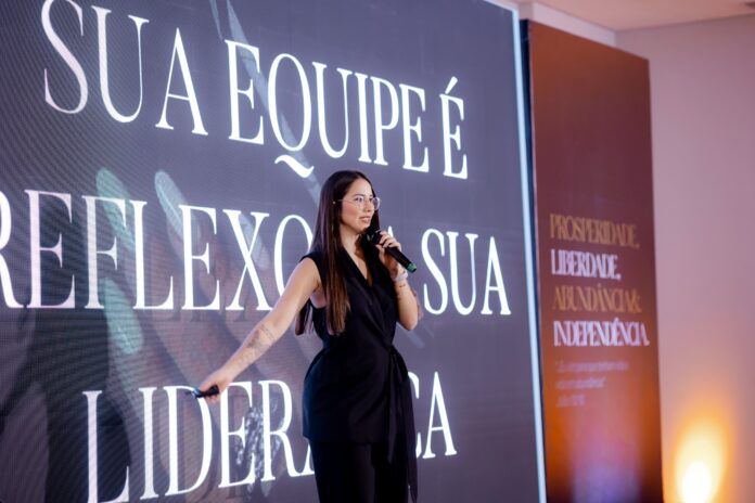 Lara Andrade, proprietária do Studio Andrade, cliente da Belasis, empresa especializada em soluções de gestão para negócios do setor de beleza.