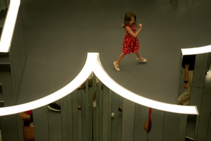 Crianças a partir de 4 anos podem explorar a arte, a natureza e a imaginação em atividades da exposição Sou o Outro do Outro, de Es Devlin, na Casa Bradesco.