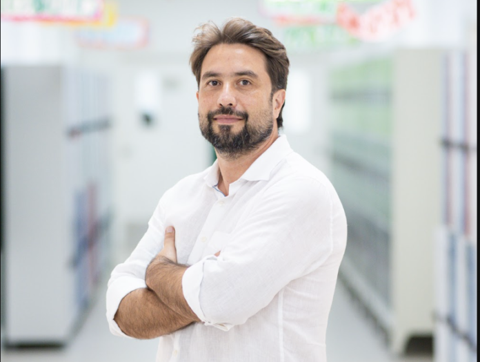 Josnei Souza, CEO da Valley International School, investe em inovação e desenvolvimento contínuo para oferecer uma educação de qualidade.