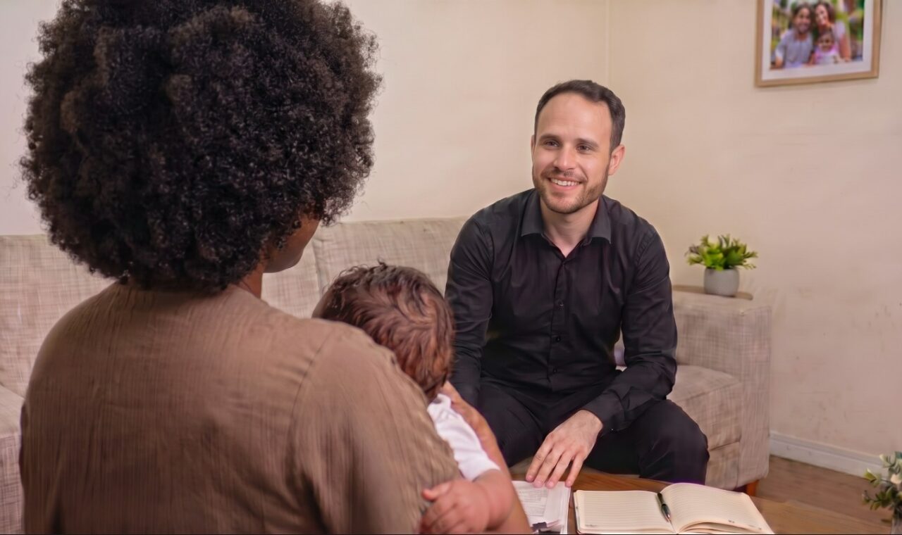O advogado Artur atendendo na casa de uma cliente.
