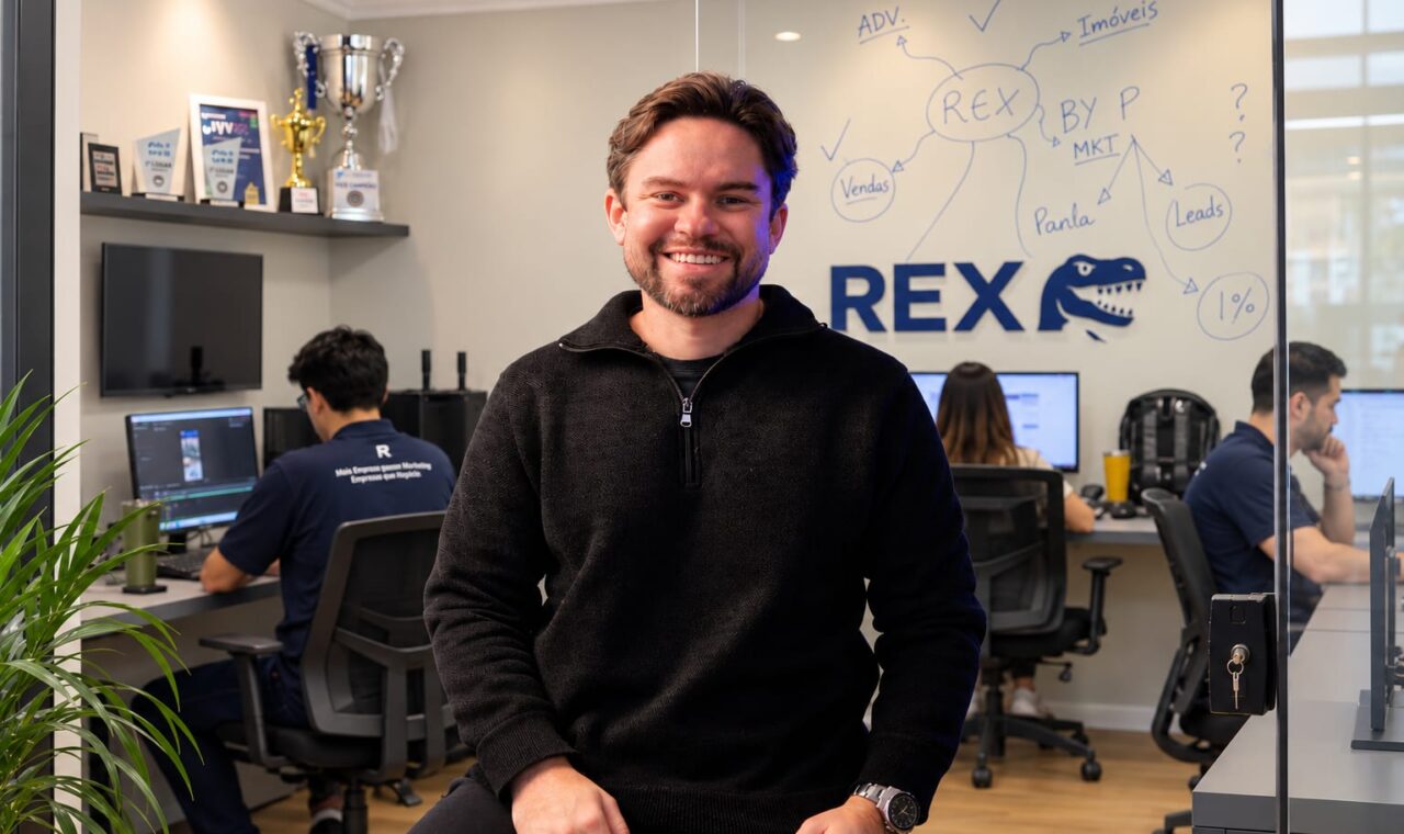 Felipe Sobral, no escritório da Rex Company em Vitória/ES.