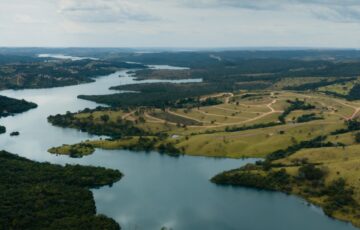A gleba da Fazenda do Lago debruçada sobre o Lago Corumbá IV: o endereço desenhado para o fim de semana.