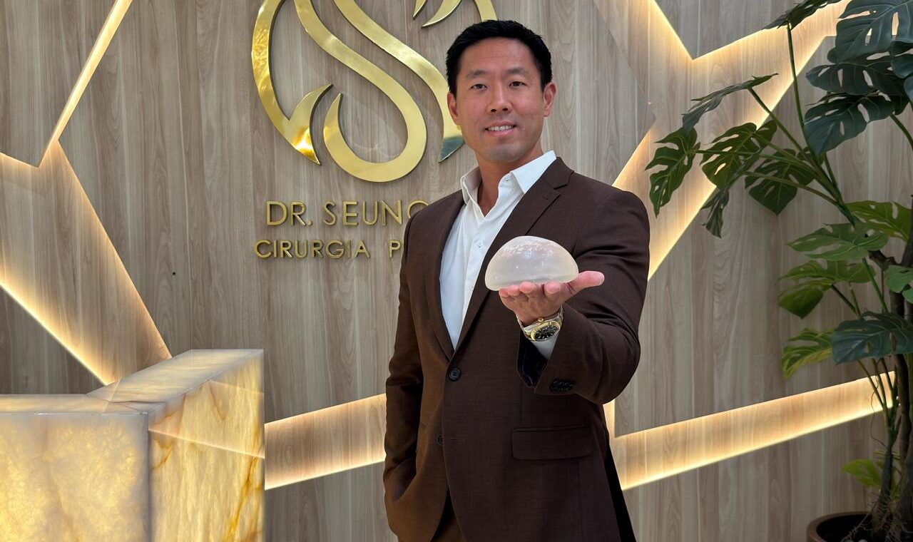 Dr. Seung Hoon Lee é graduado em Medicina, com residência médica em Cirurgia Plástica